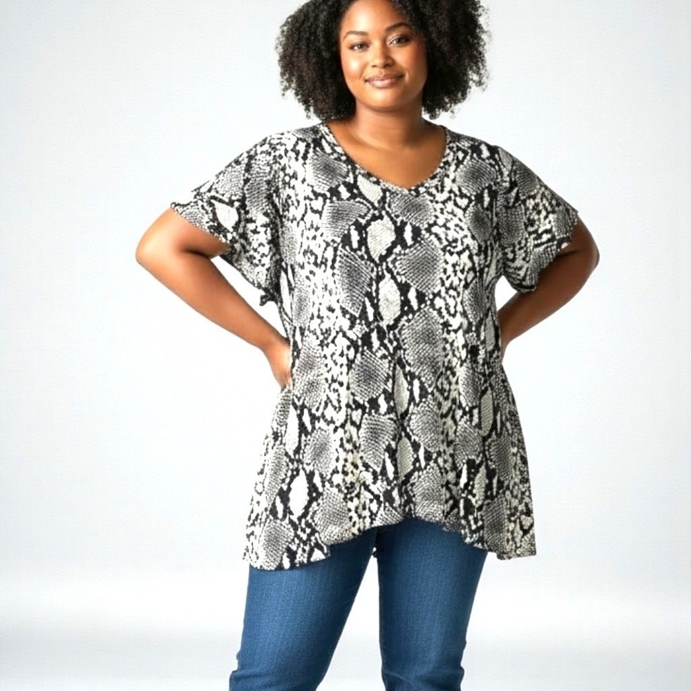 Sweet Juliet Womens Plus 1X Snakeskin Print Sharkbite Hem Tunic Top Grey Black‎